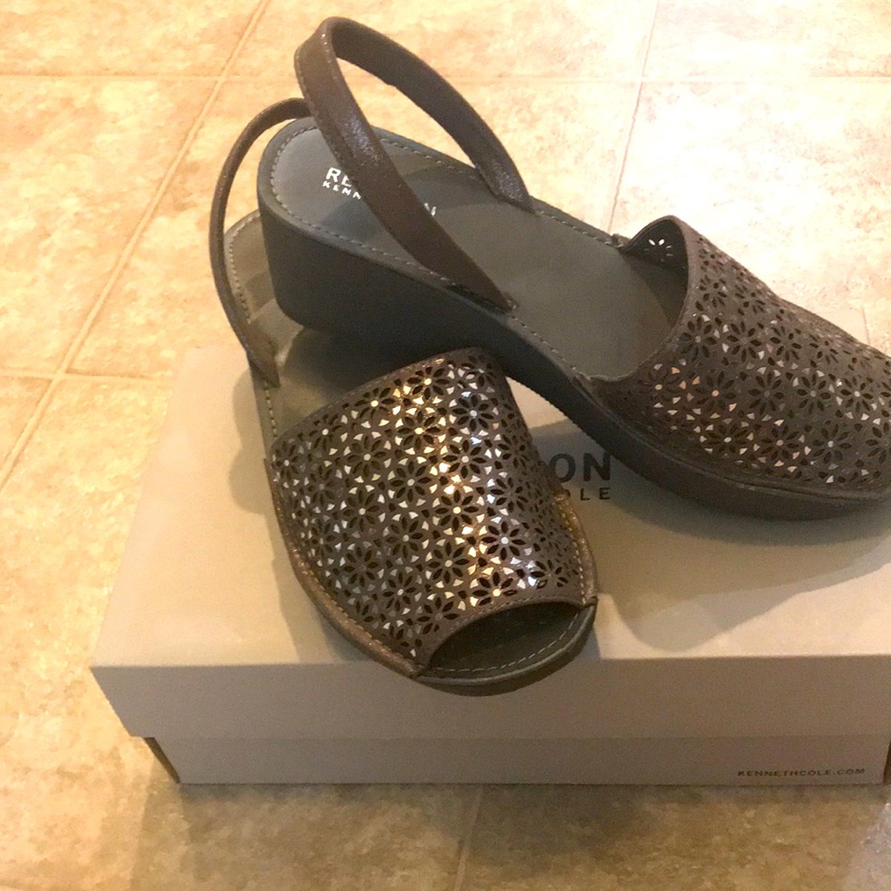 Kenneth Cole - Woman super comfy & light wedge sandals-Size 10